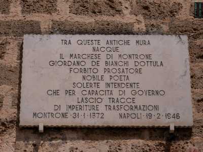 Sulla parete laterale destra compare una targa che ricorda Giordano de Bianchi Dottula, esponente del casato famoso per la sua attivit� di politico e letterato. La dicitura riportata � per� sbagliata. �C'� scritto che il nobile nacque nel 1872 e mor� nel 1946 - avverte Gerardo Torres, la nostra guida -, ma in realt� vide la luce nel 1772 e spir� nel 1846�